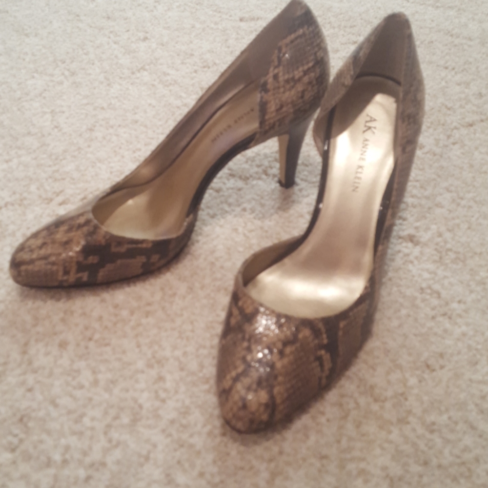 NWOT Snake skin heels